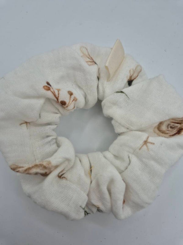 Scrunchie Musselin Blumen & Rosen Beige – Haargummi & Accessoire für Damen & Mädchen
