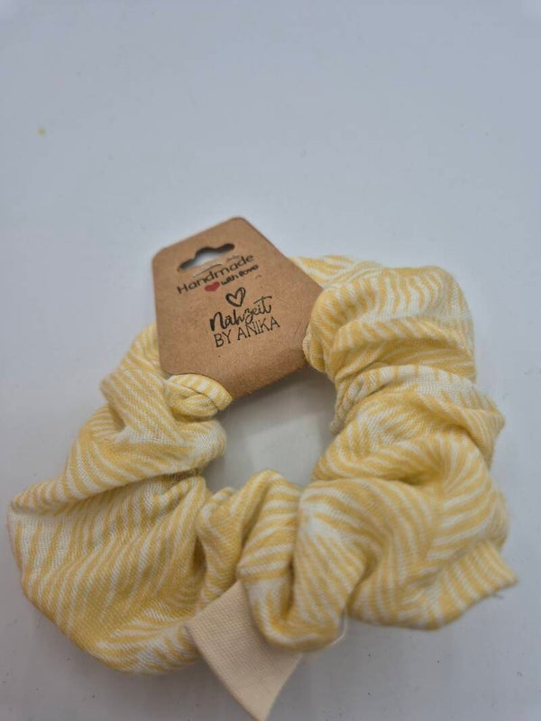 Scrunchie Musselin Gelbe Federn – Haargummi & Geschenk für Damen & Mädchen