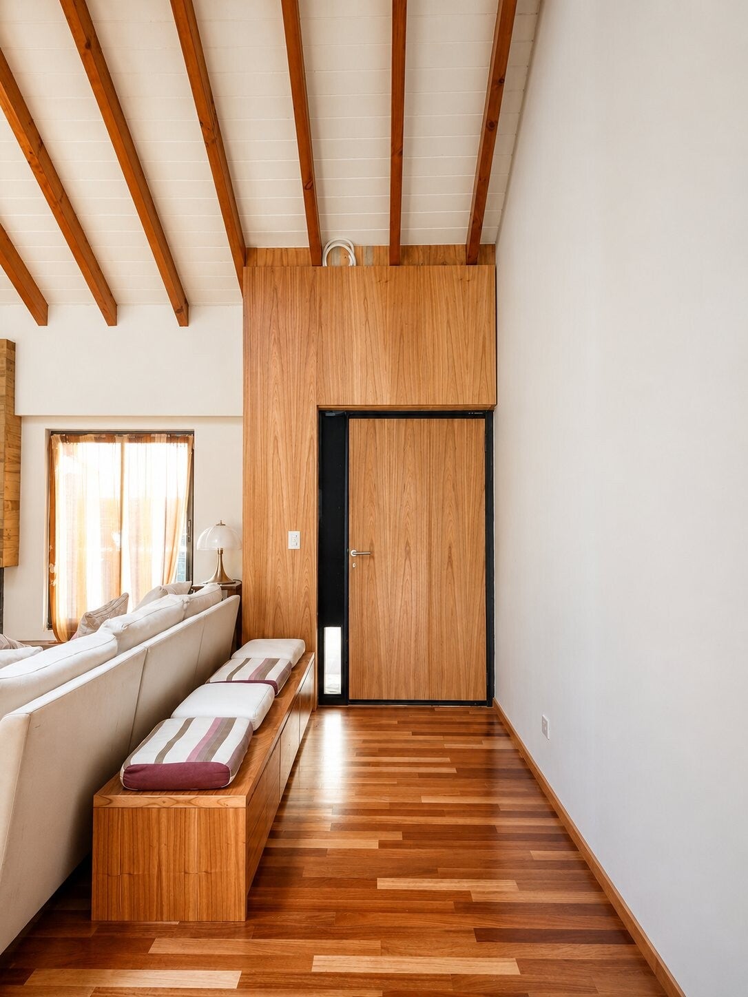 Entrada recibidor de madera + mueble baulera entrada
