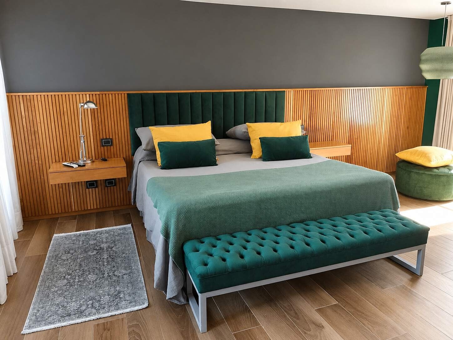 Revestimiento pared de madera, mesitas de madera a medida, cabecero tapizado y banqueta capitoné