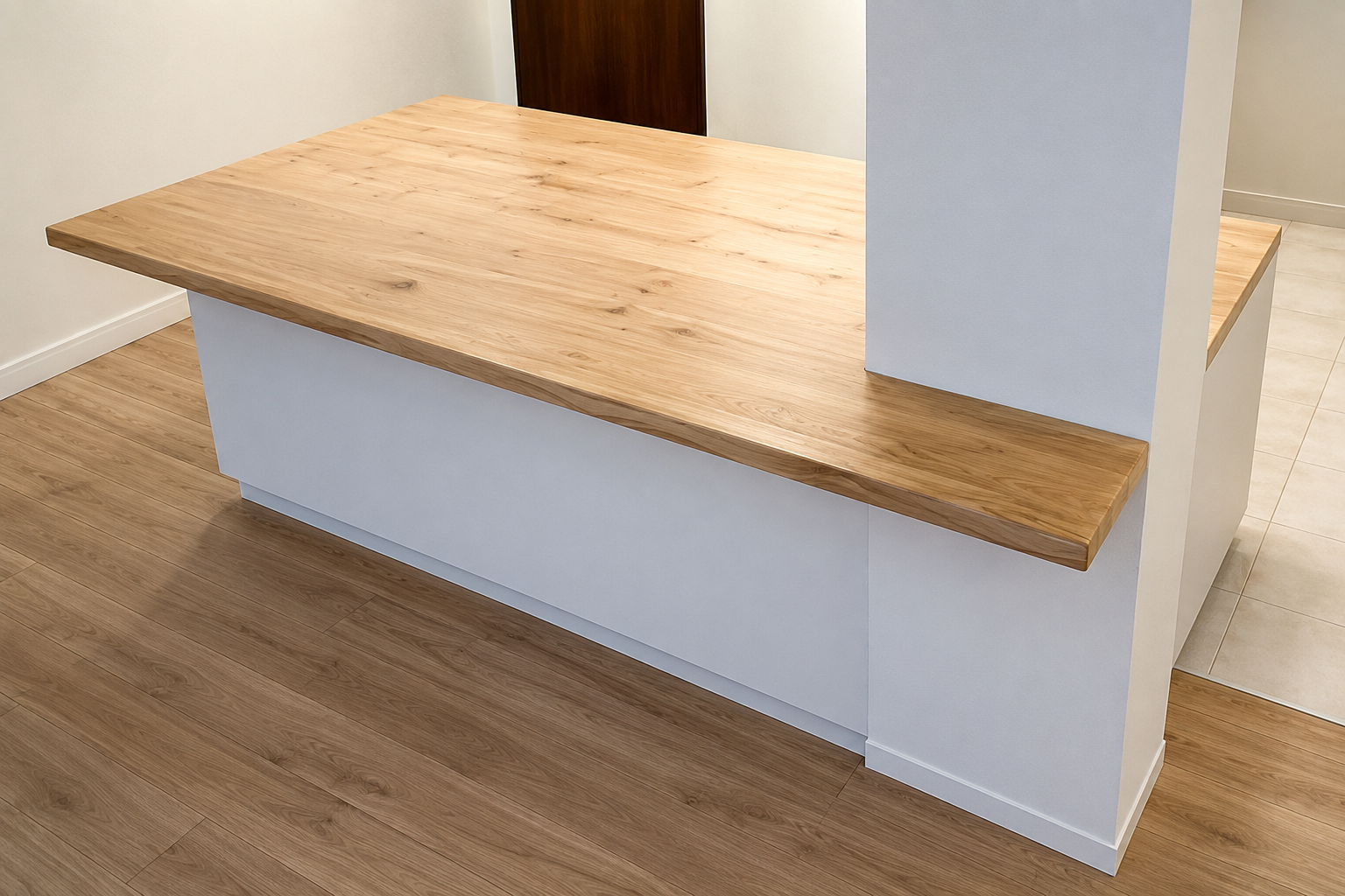 Isla de cocina en tablero de melamina blanca y encimera de madera de pino