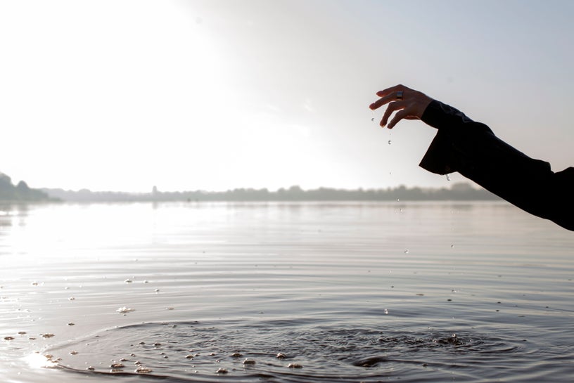 As verstrooien over water