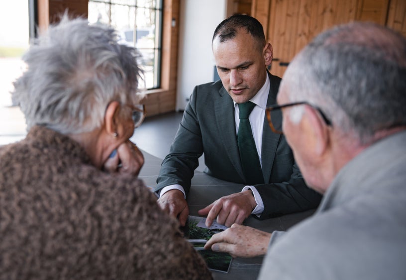 In gesprek over de uitvaart aan de keukentafel