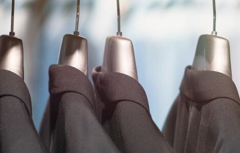 Zwarte rouwkleding op een rek