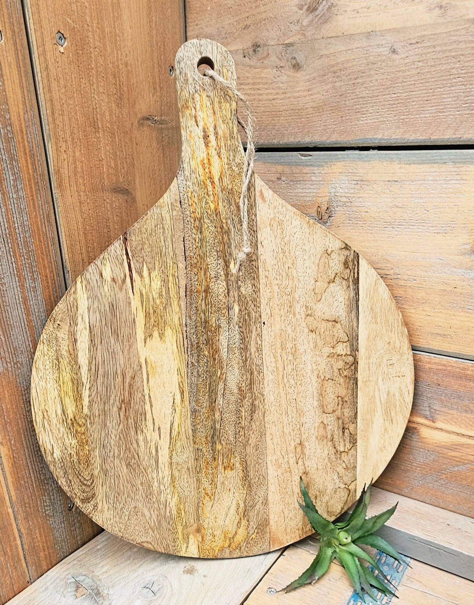 Grote borrelplank  -  mangohout - Rond met handvat -  50x40 cm