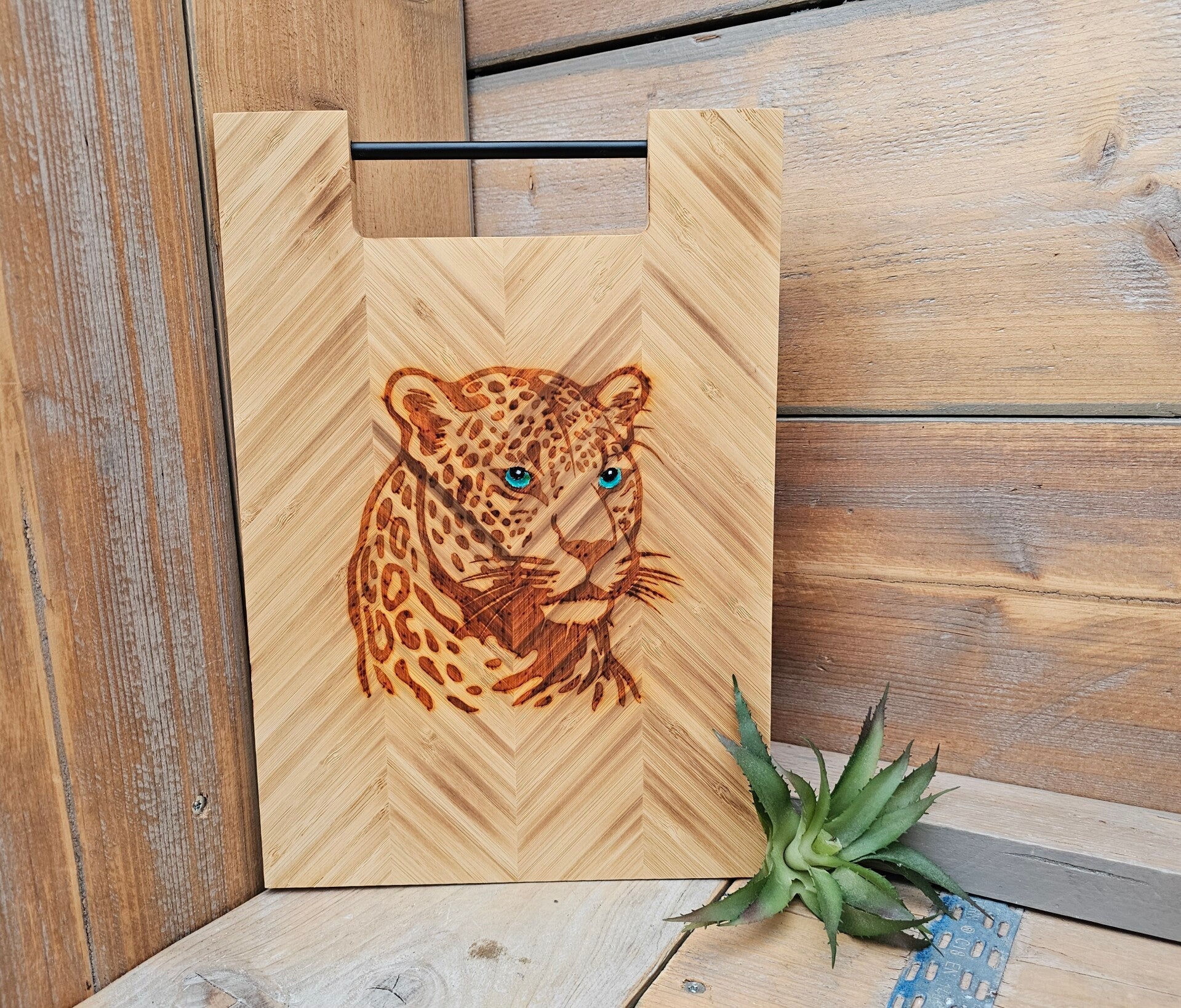 Hand gebrande panter borrelplank