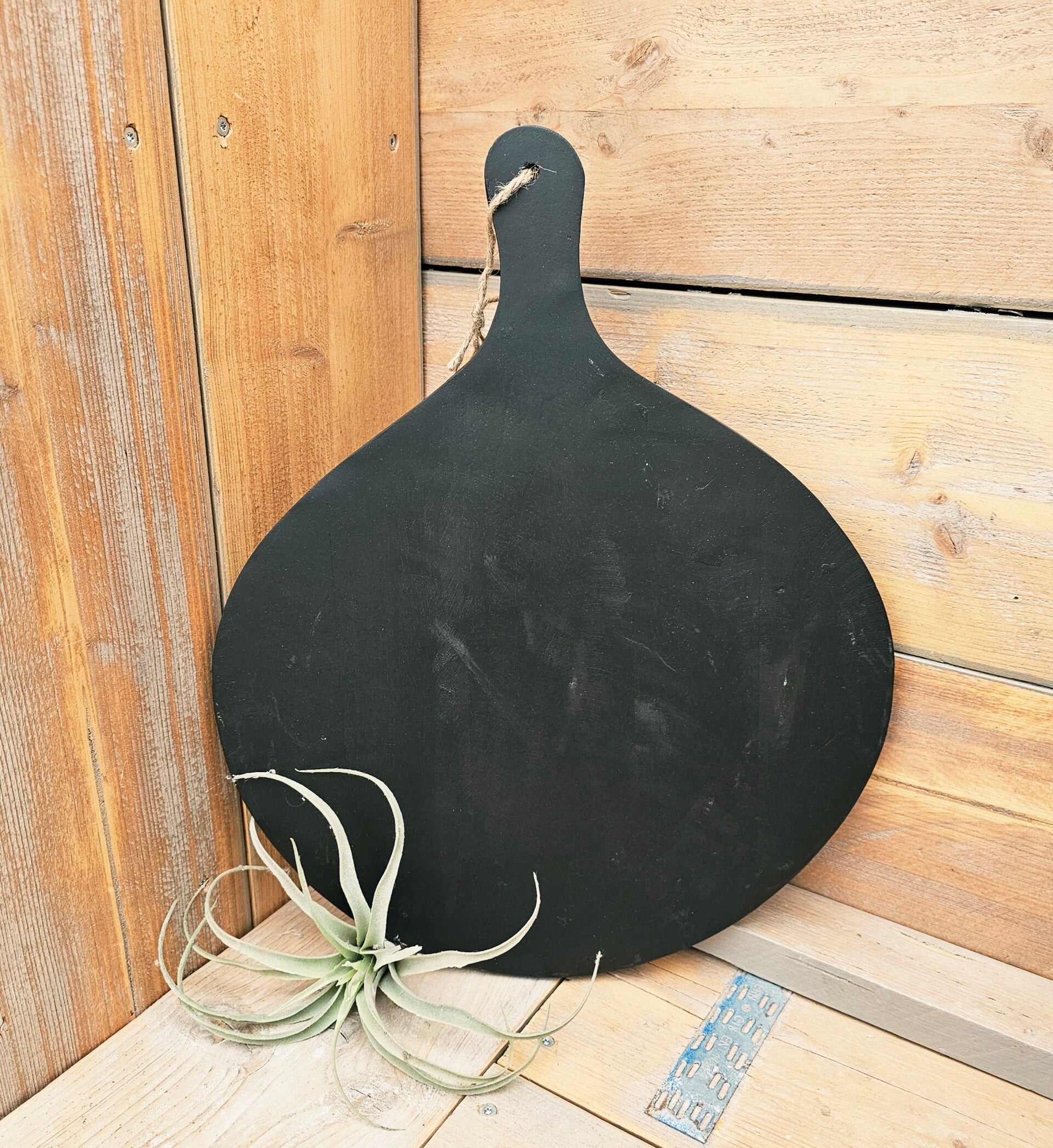 Zwarte borrelplank  -  mangohout  -  Rond met handvat -  50 x 40 cm.