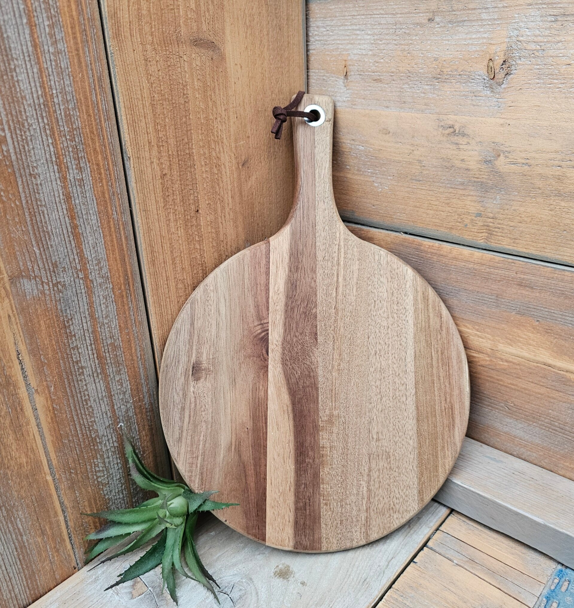 Borrelplank  -  Rond met handvat -  38 x 26 cm.