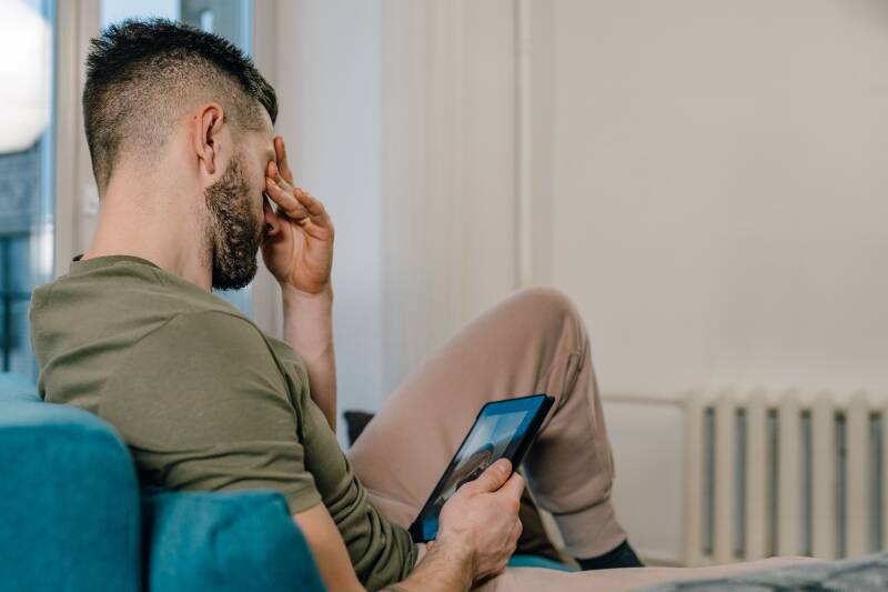 Digitaal, Media en Cultuur. Digitale en virtuele interacties met negatieve emoties. Emotionele afhankelijkheid van online socialemediabevestiging. Energetische besmetting via muziek, films en games. AI-interacties en digitale massa-energie.