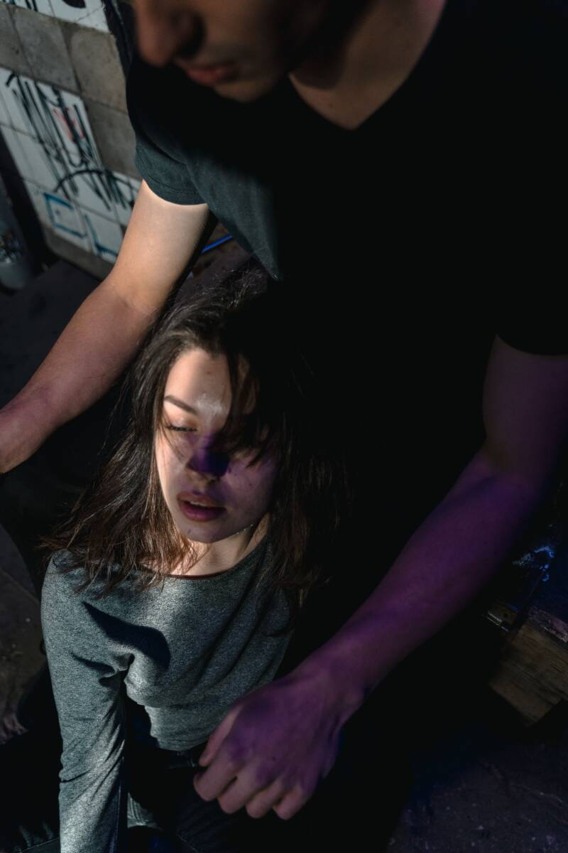 Wat langdurig cocaïnegebruik zo ingrijpend maakt, is dat het niet alleen afzonderlijke klachten veroorzaakt, maar het hele regulatiesysteem van stress, beloning en emotie herschikt. Het lichaam en brein raken ingesteld op kunstmatige pieken en dalen.