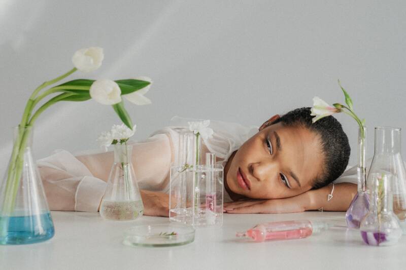 Voordat je je energielichaam effectief kunt ontlasten, is het handig om te weten waar deze ‘verstoorders’ zich schuilhouden. Xeno-oestrogenen zijn chemische stoffen van buitenaf die de werking van onze eigen hormonen nabootsen. Ze komen binnen via de huid