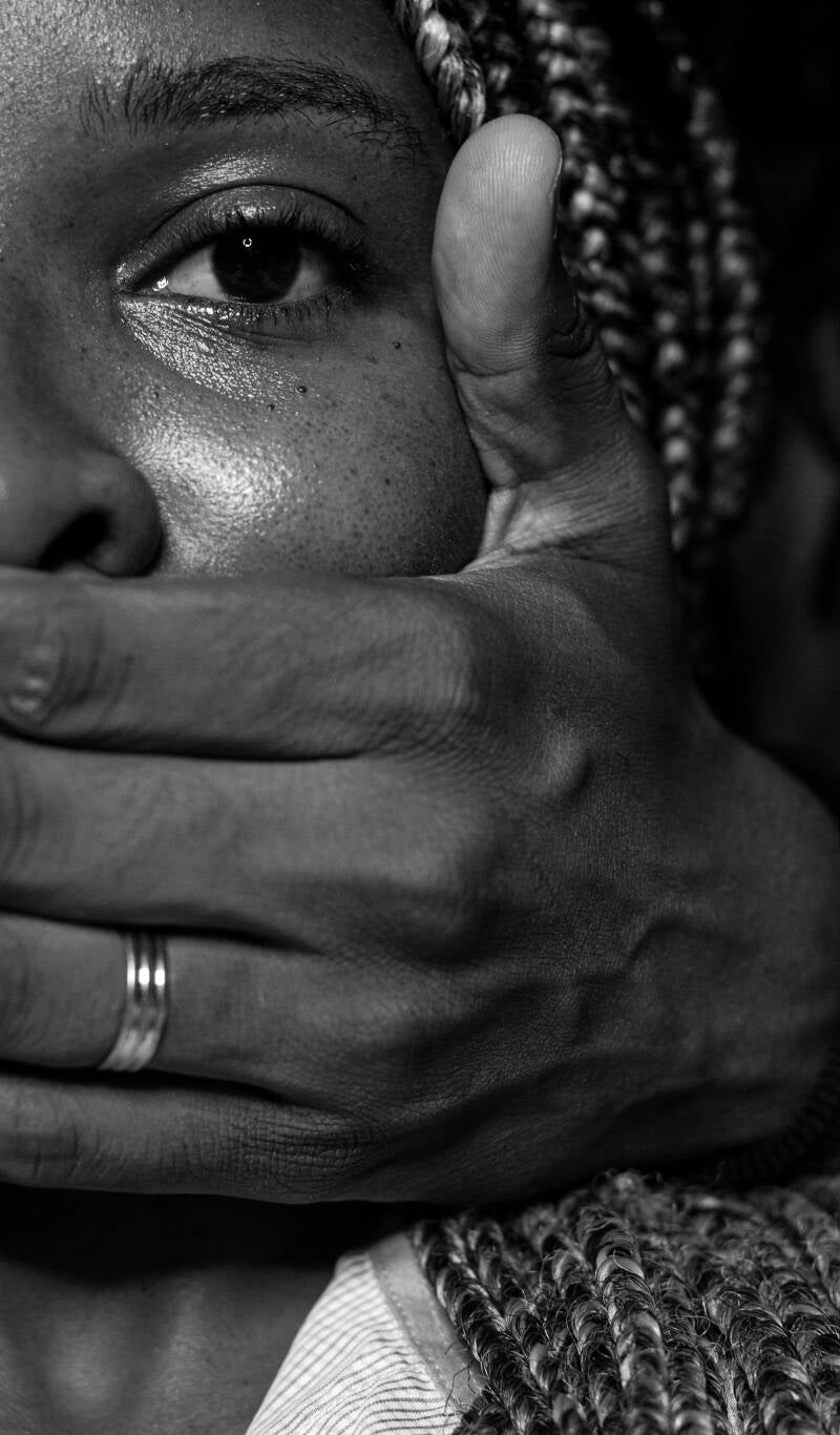 Psychologische kern van bindingsangst: angst voor verlies van autonomie en herhaling van pijn. Voorbeelden van emotionele terughoudendheid en beschermingsmechanismen bij intimiteitsangst.