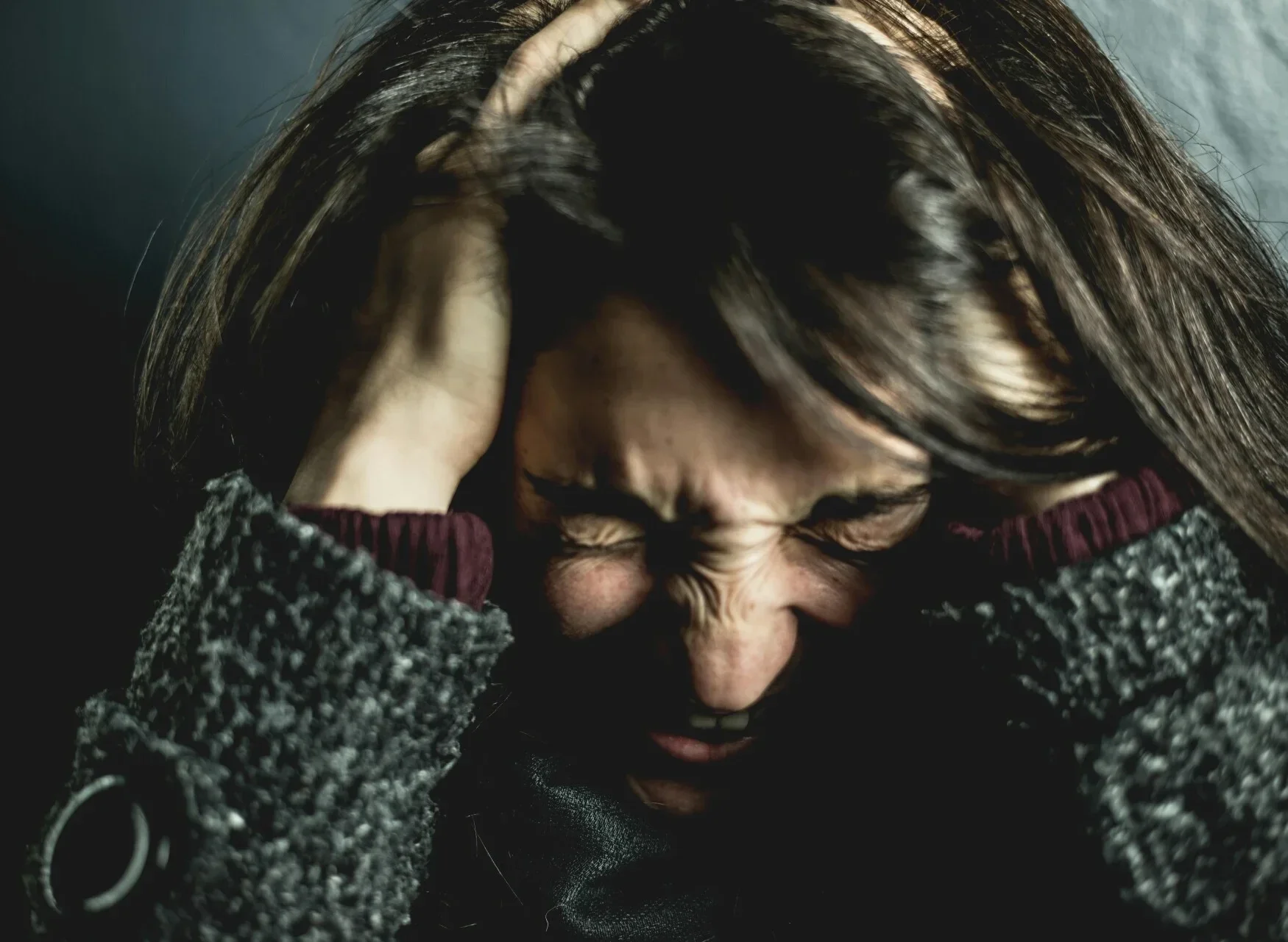 Het onderscheid zit niet in één afzonderlijk symptoom. Angst, boosheid, slaapproblemen, concentratieproblemen of somberheid kunnen op zichzelf vele oorzaken hebben. Belangrijker is wat iemand zelf ervaart.