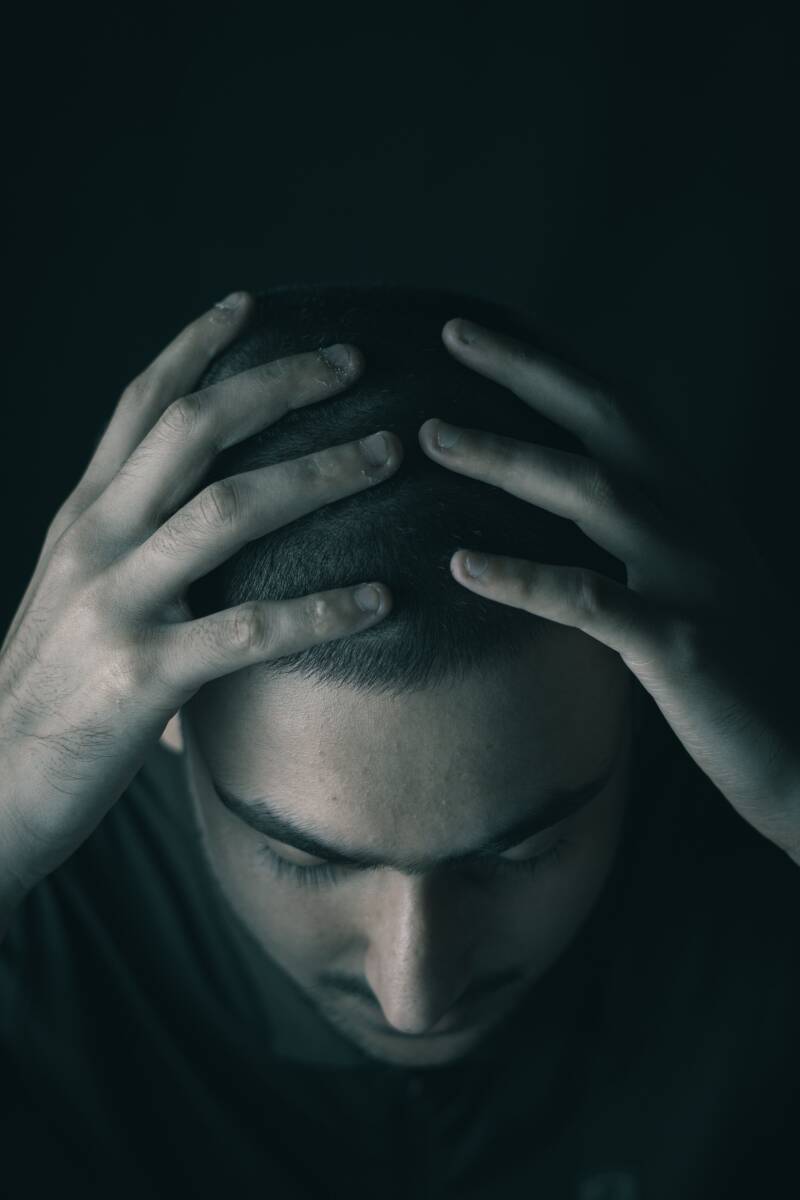 Iemand kan voortdurend angstig, geïrriteerd, somber of opgejaagd zijn zonder dat er op dat moment een duidelijke aanleiding voor is. Ook kan er een gevoel ontstaan dat bepaalde gedachten of emoties niet bij de persoon zelf passen.