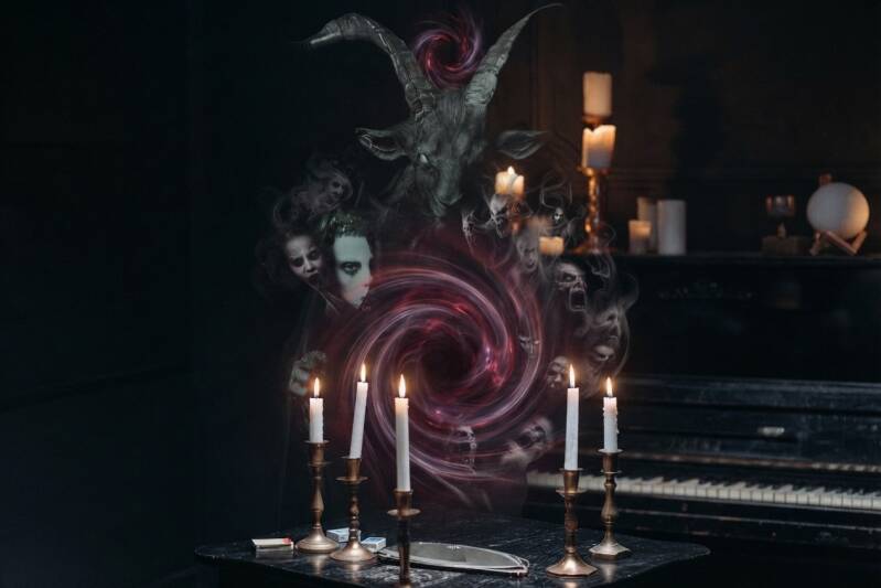 Een séance is gericht op het bewust zoeken naar contact met een entiteit. Een ritueel is een bredere vorm van occulte handeling, waarbij door vaste handelingen, symbolen, woorden of andere methoden een bepaalde energetische werking wordt opgewekt.