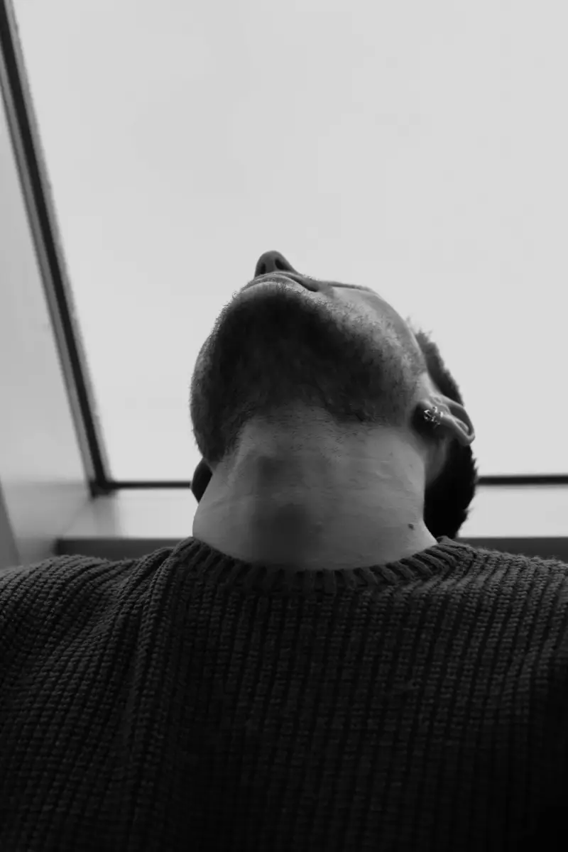 Gezonde verbinding ontstaat wanneer autonomie niet langer beschermd hoeft te worden tegen liefde. Bindingsangst is geen eindpunt, maar een signaal van een dieper patroon dat veiligheid in nabijheid opnieuw wil leren ervaren. 