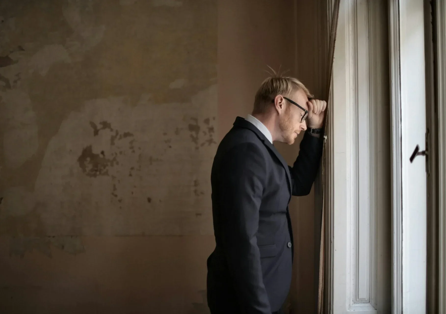 De invloed kan zich subtiel uiten met een voortdurend gevoel van mentale belasting, onverklaarbare vermoeidheid, veranderde emoties, een sterke behoefte om zich terug te trekken of het gevoel dat er iets in het eigen denken of karakter is veranderd.