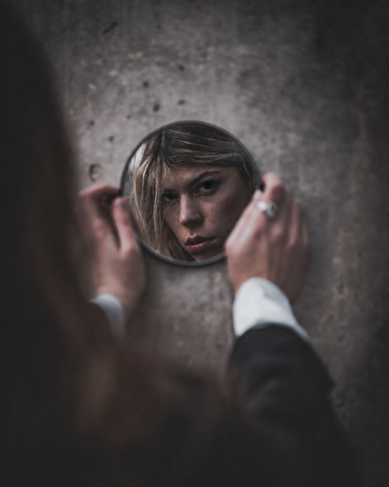 Je past je onmerkbaar aan aan de constante, vreemde frequentie in je energiesysteem. Wat in het begin nog voelde als een 'slechte dag' of een 'tijdelijke dip', sluipt na verloop van tijd je identiteit binnen en wordt je nieuwe standaard.