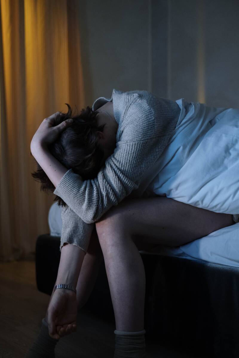 Omdat de entiteit invloed uitoefent op je doen en laten, draag je onbewust gedragspatronen uit die direct afkomstig zijn van de entiteit zelf, waardoor het voelt alsof je reageert op een manier die fundamenteel tegen je eigen aard in gaat.