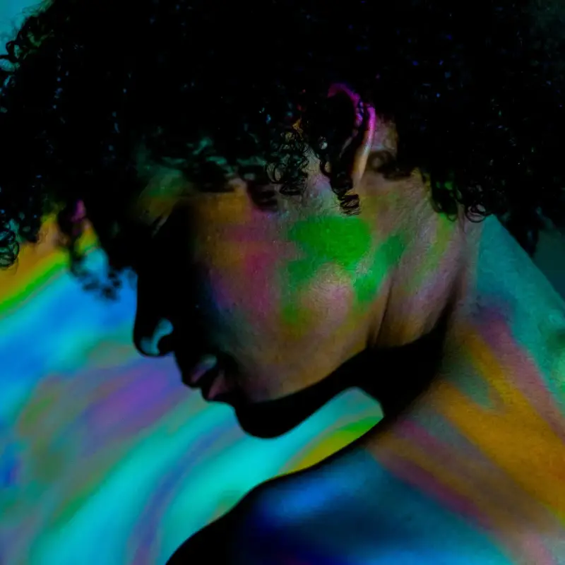 De waarheid is een zuivere frequentie die lichaam, aura en het spirituele pad opent en helder houdt. Zodra je van die frequentie afwijkt ontstaat er vertroebeling. Je stuurt bewust of onbewust informatie de wereld in die niet in lijn ligt met je kern.