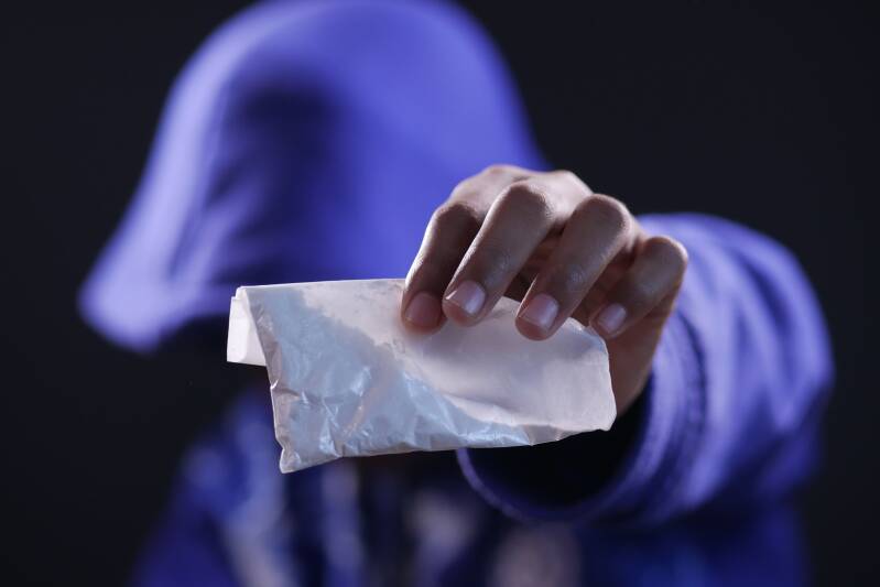 Cocaïne verstoort het natuurlijke evenwicht van dopamine, de stof die betrokken is bij motivatie, beloning en zelfcontrole. In normale omstandigheden helpt dit systeem impulsen te remmen en keuzes af te wegen. 