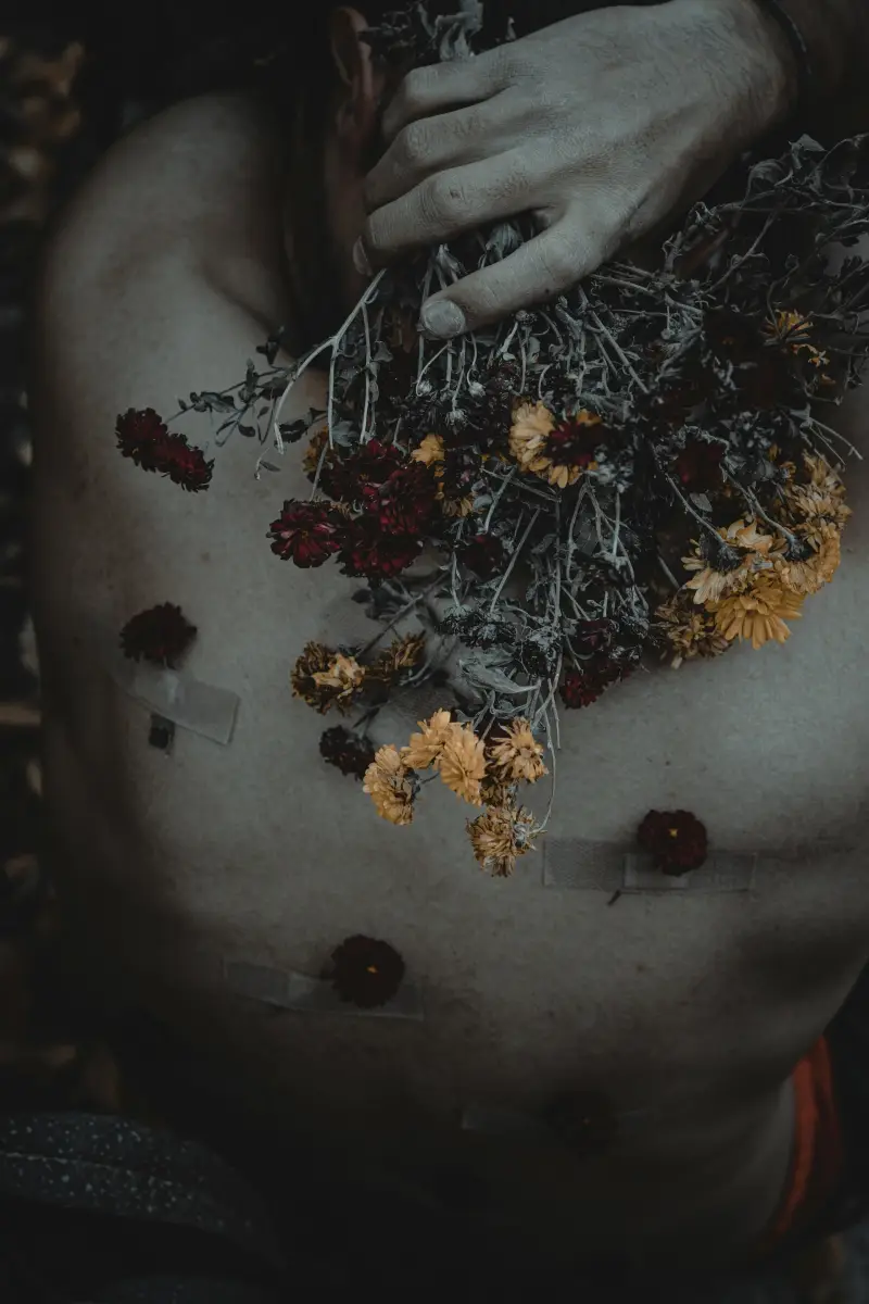 Achterliggende oorzaken van relatie-angst: verstoorde hechtingsbasis, trauma’s, liefdes- en gezinservaringen. Relationele dynamiek bij hechtingsangst: vlucht, emotionele afstand en vermijding van nabijheid.