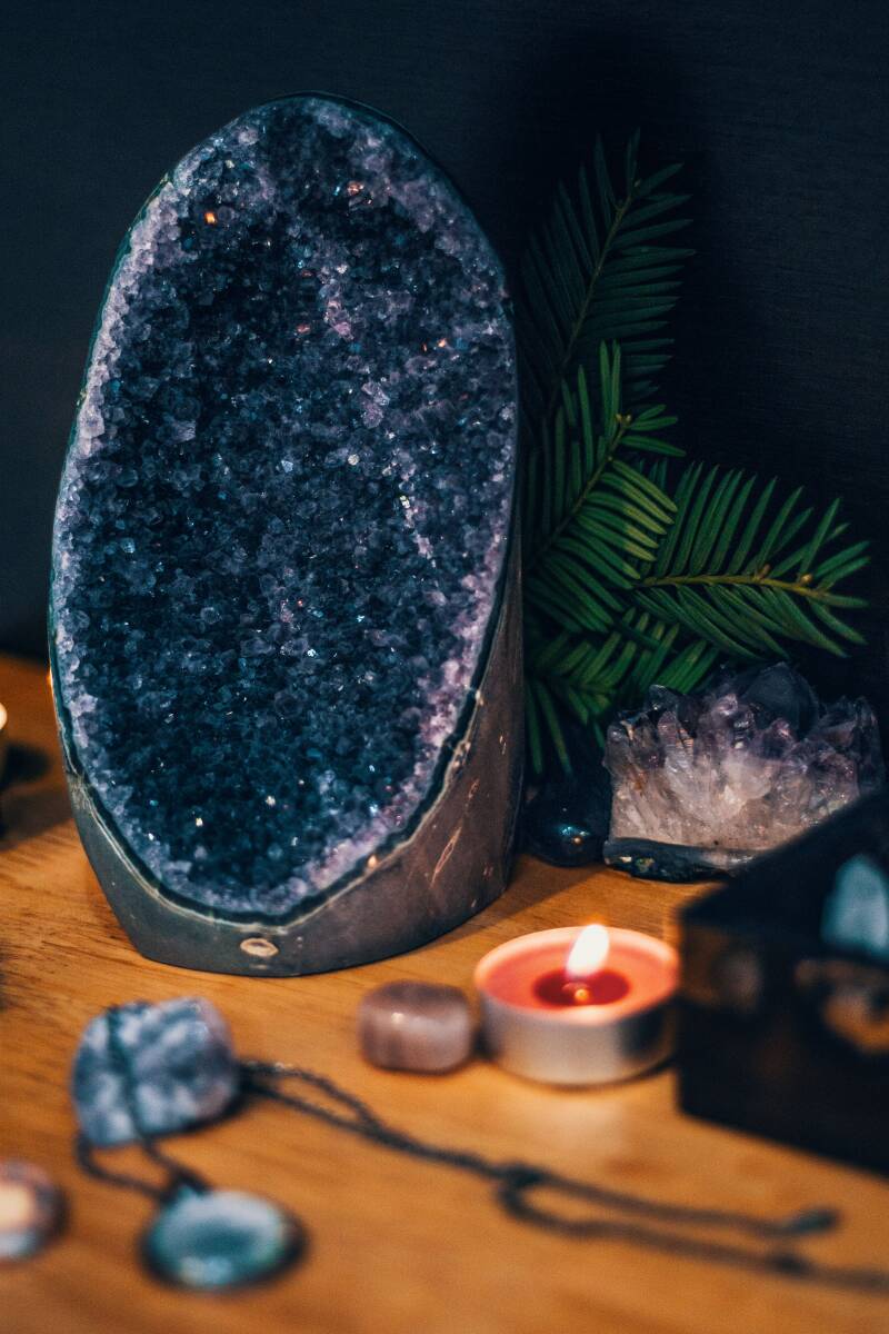 Elektromagnetische velden en aardstralen als versterkers. Open energiesysteem tijdens narcose en medische ingrepen. Onbeschermde spirituele experimenten en geesten oproepen. Collectieve angstvelden tijdens maatschappelijke crises.