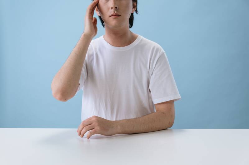 Hoofd, zicht en gehoor: duizeligheid, waarnemingsverstoringen en evenwichtsproblemen. Regelmatige hoofdpijn migraine. Een continue of plotselinge druk in hoofd, kruin of slapen. Wazig of plotseling verminderd zicht. Oorsuizen (tinnitus). Druk op oren.