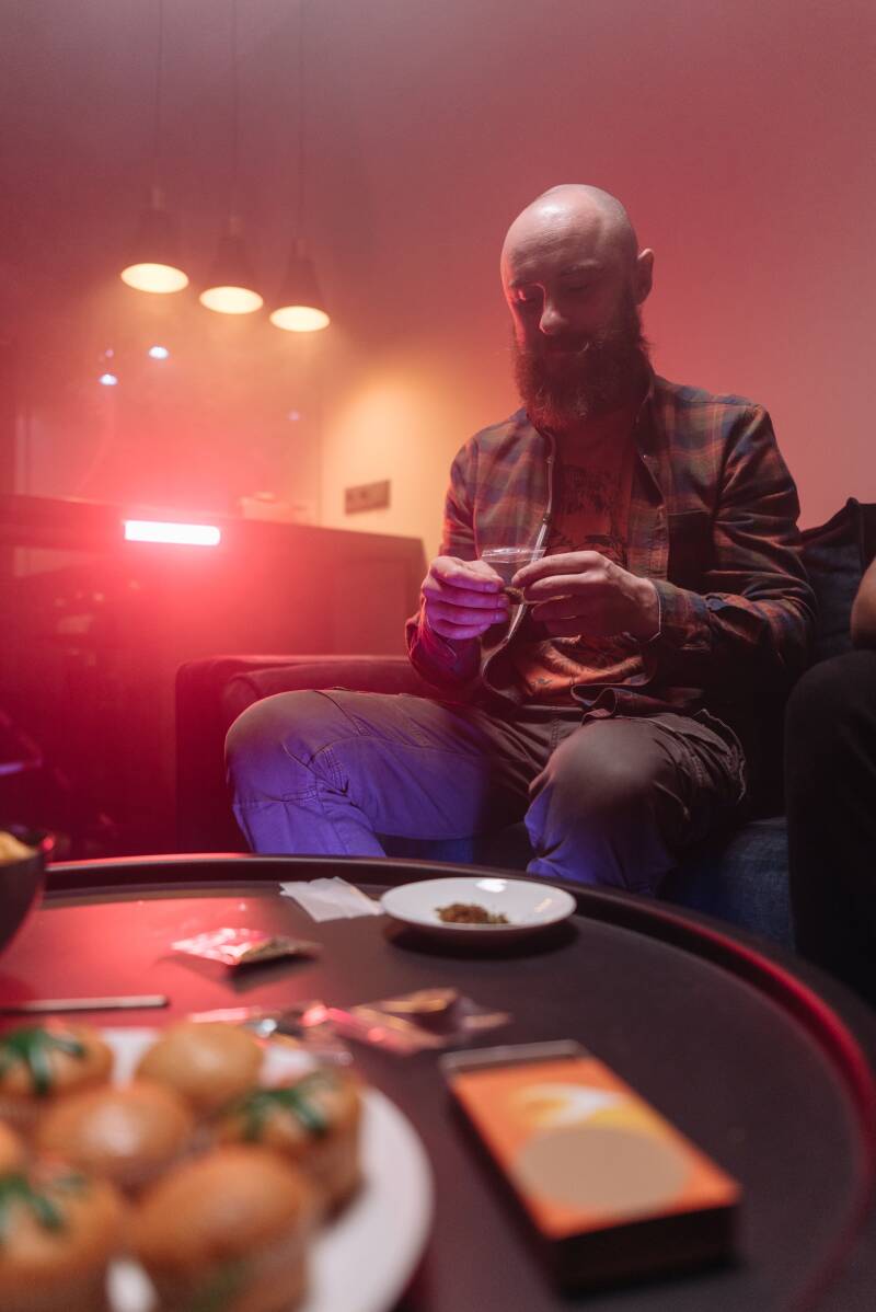 Ruimtes waar cocaïne veel gebruikt wordt—clubs, hotelkamers, drugspanden, feestlocaties, appartementen—kunnen energetisch zwaar geladen raken. Hoe vaker de drug in een bepaalde ruimte of openbare plaats wordt gebruikt, hoe sterker de lading.