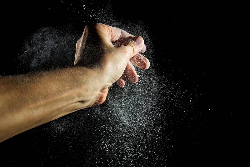 Cocaïnegebruik verzwakt de natuurlijke beschermlagen van het energetisch systeem. Waar het auraveld normaal functioneert als een filter tussen innerlijk bewustzijn en invloeden van buitenaf, maakt cocaïne deze grens dunner. 