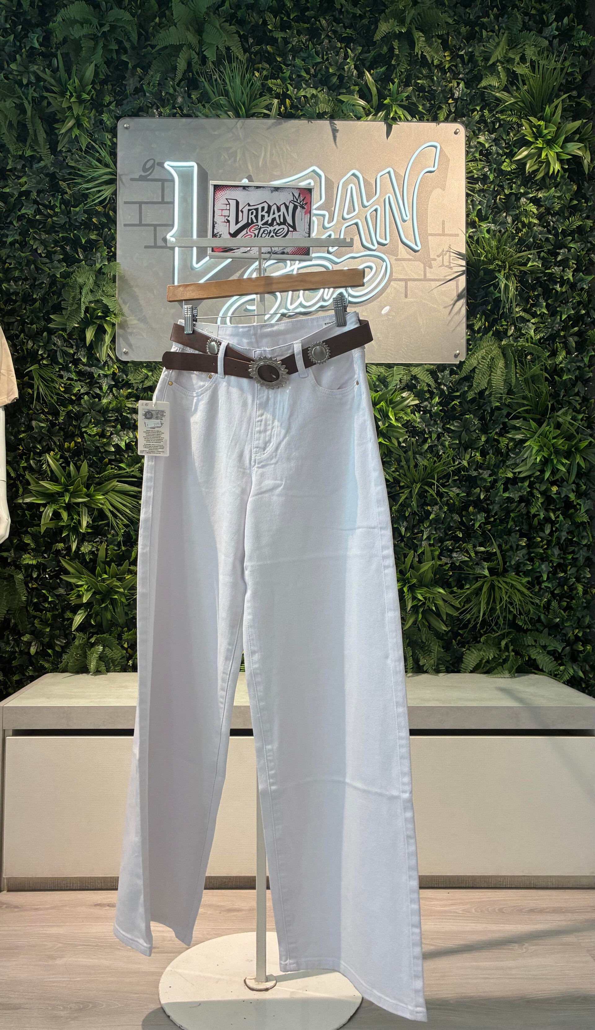 Jeans a palazzo bianco con cintura