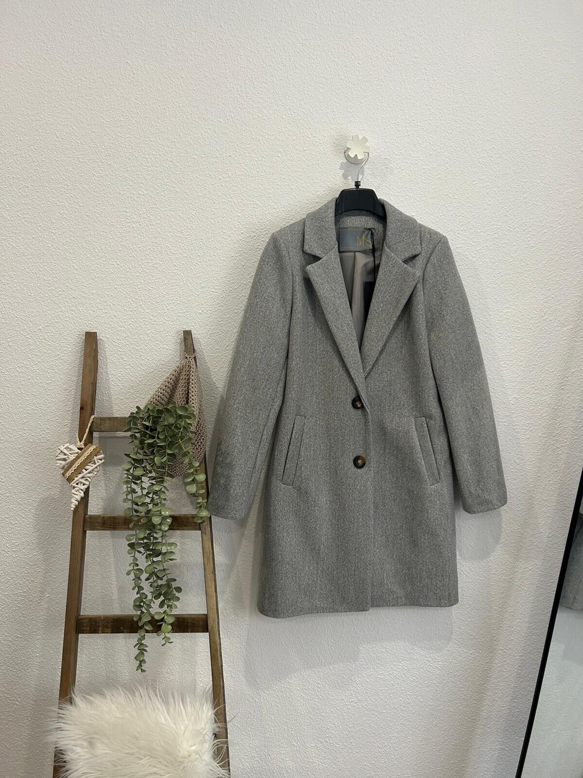 Abrigo de paño gris.