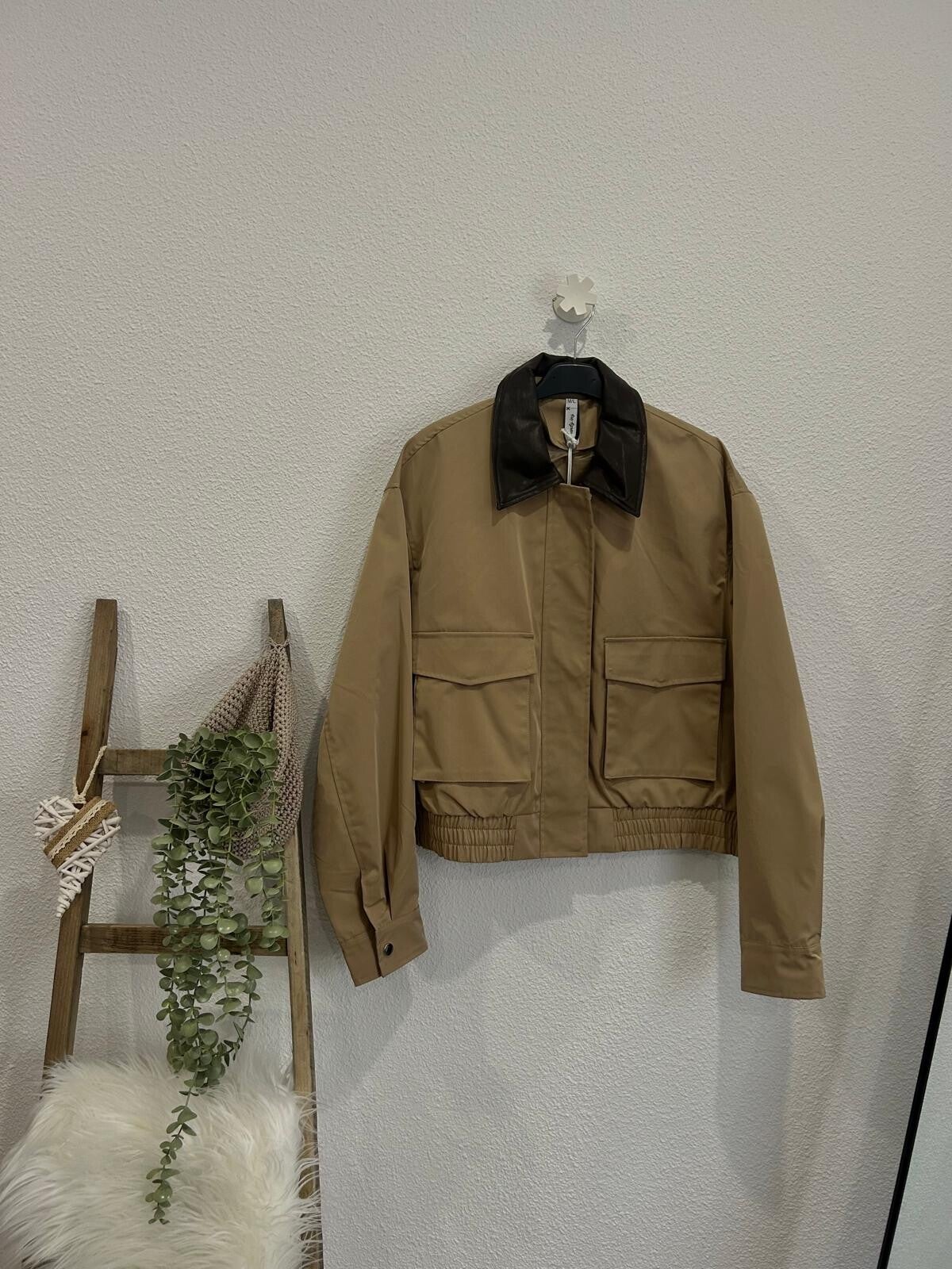 Chaqueta loneta beige con cuello.