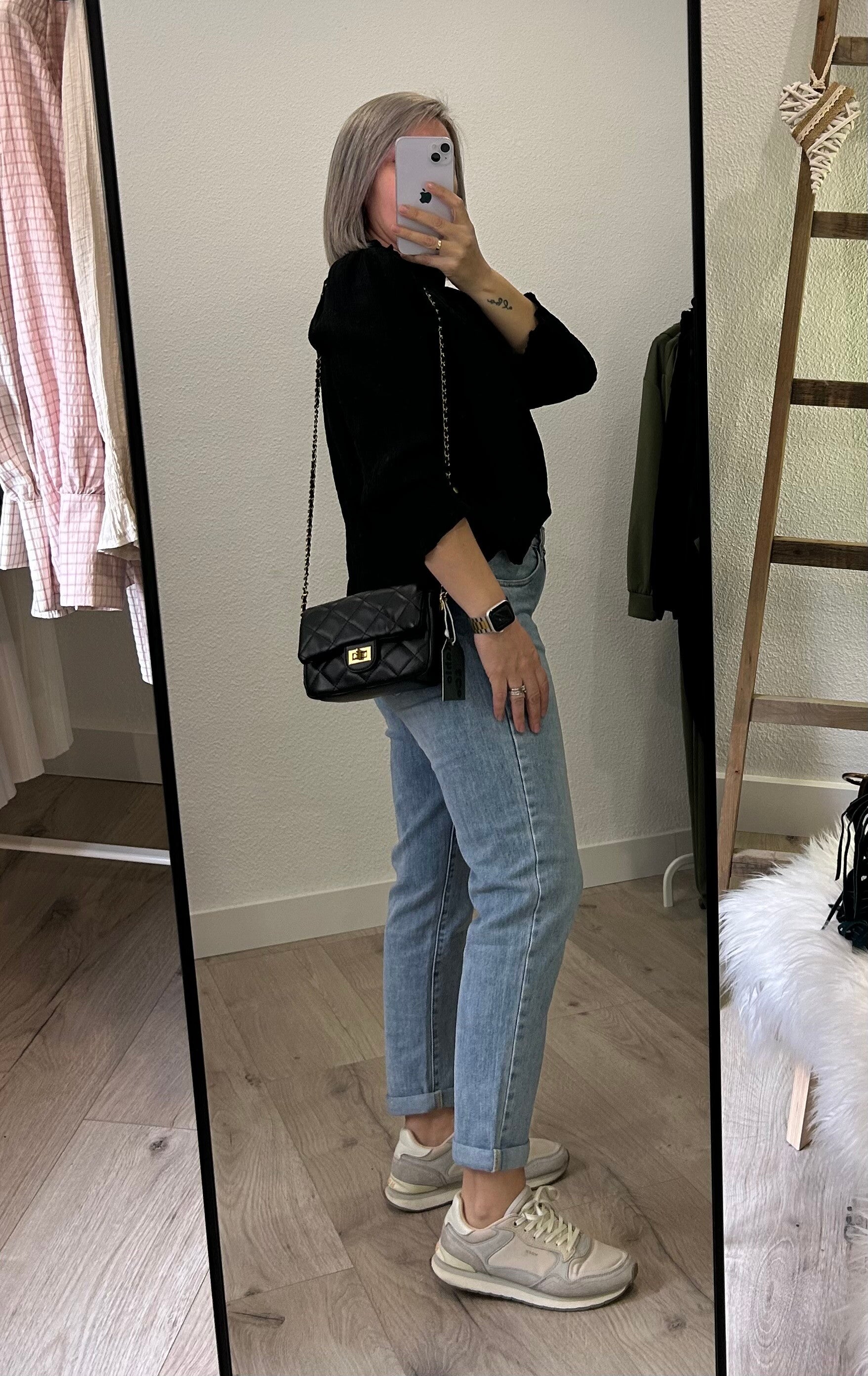 Bolso bandolera negro acolchado.