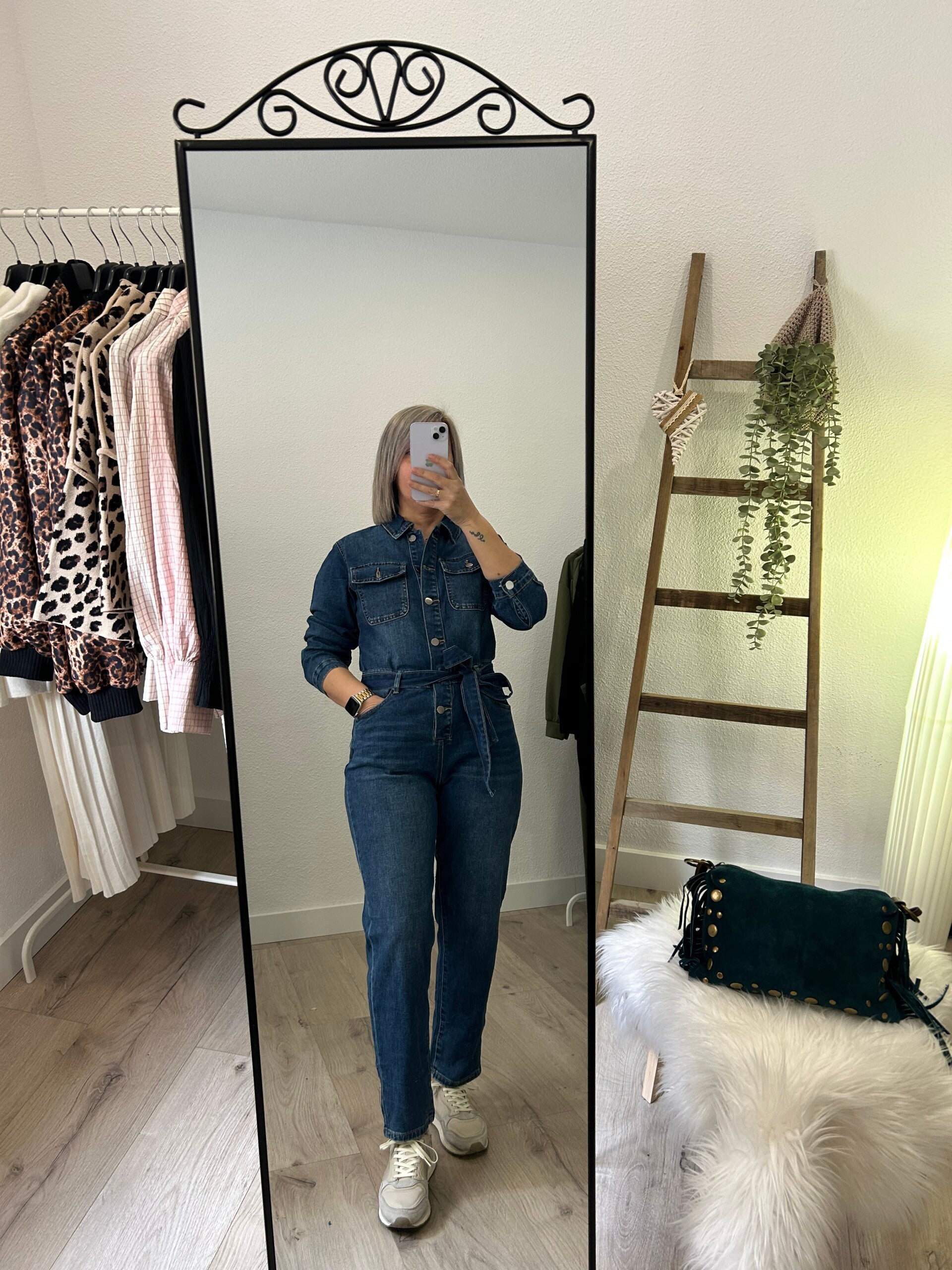 Mono vaquero oscuro.