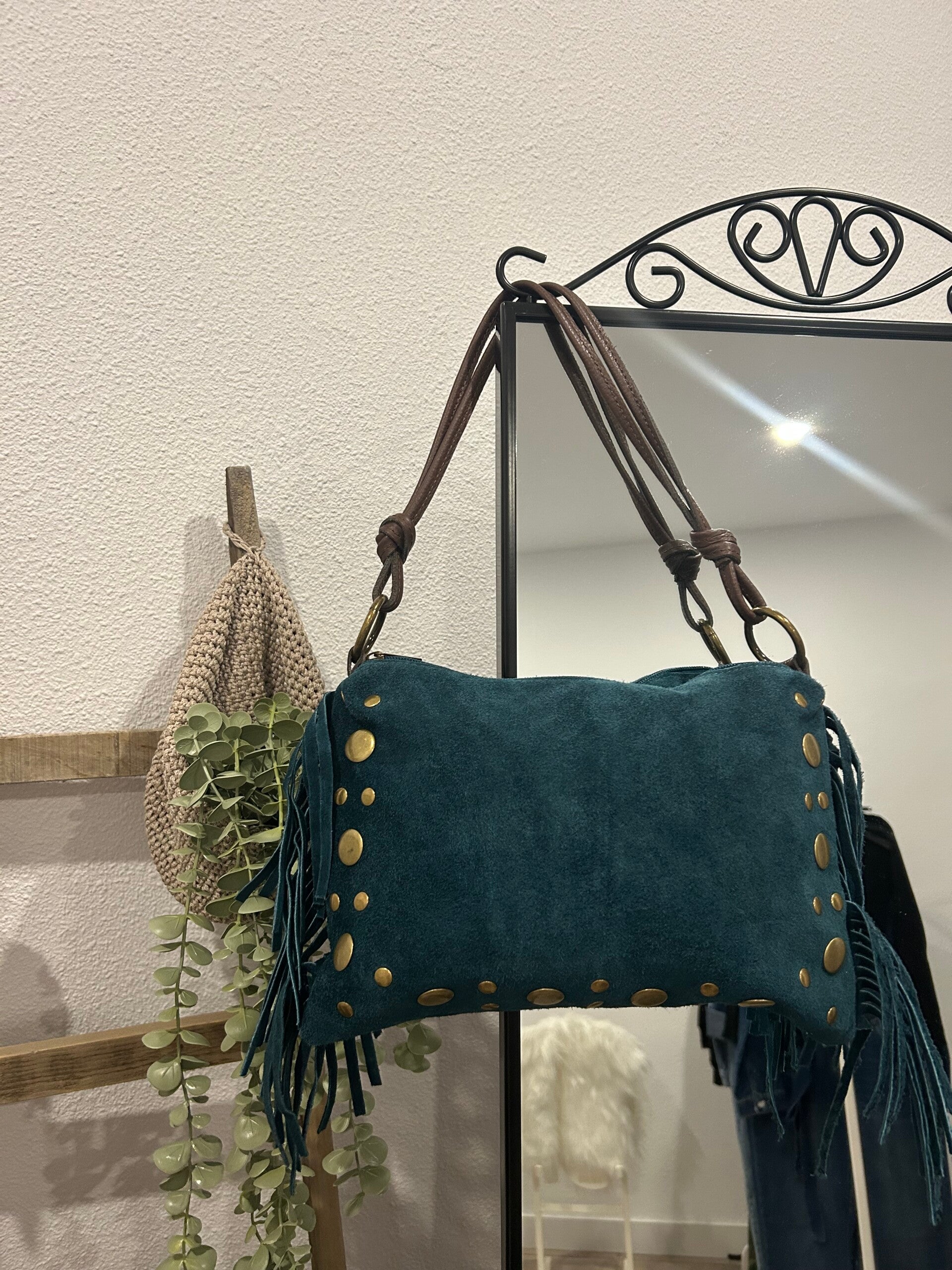 Bolso serraje con tachuelas.