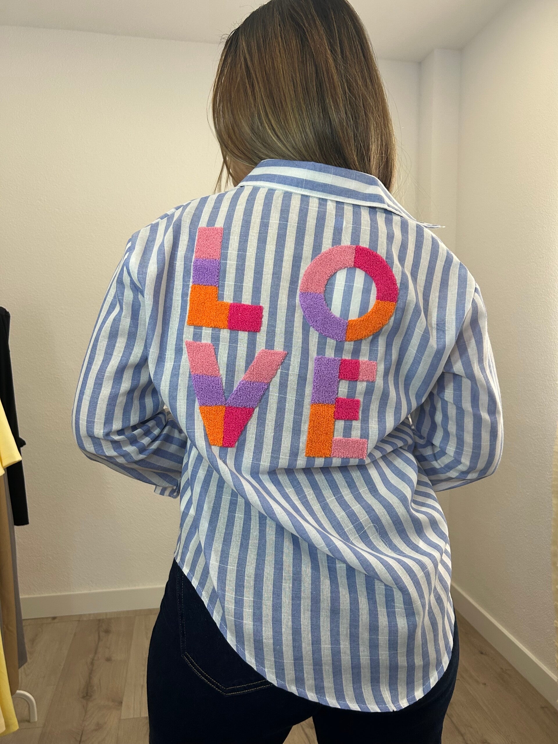 Camisa rayas con letras bordadas