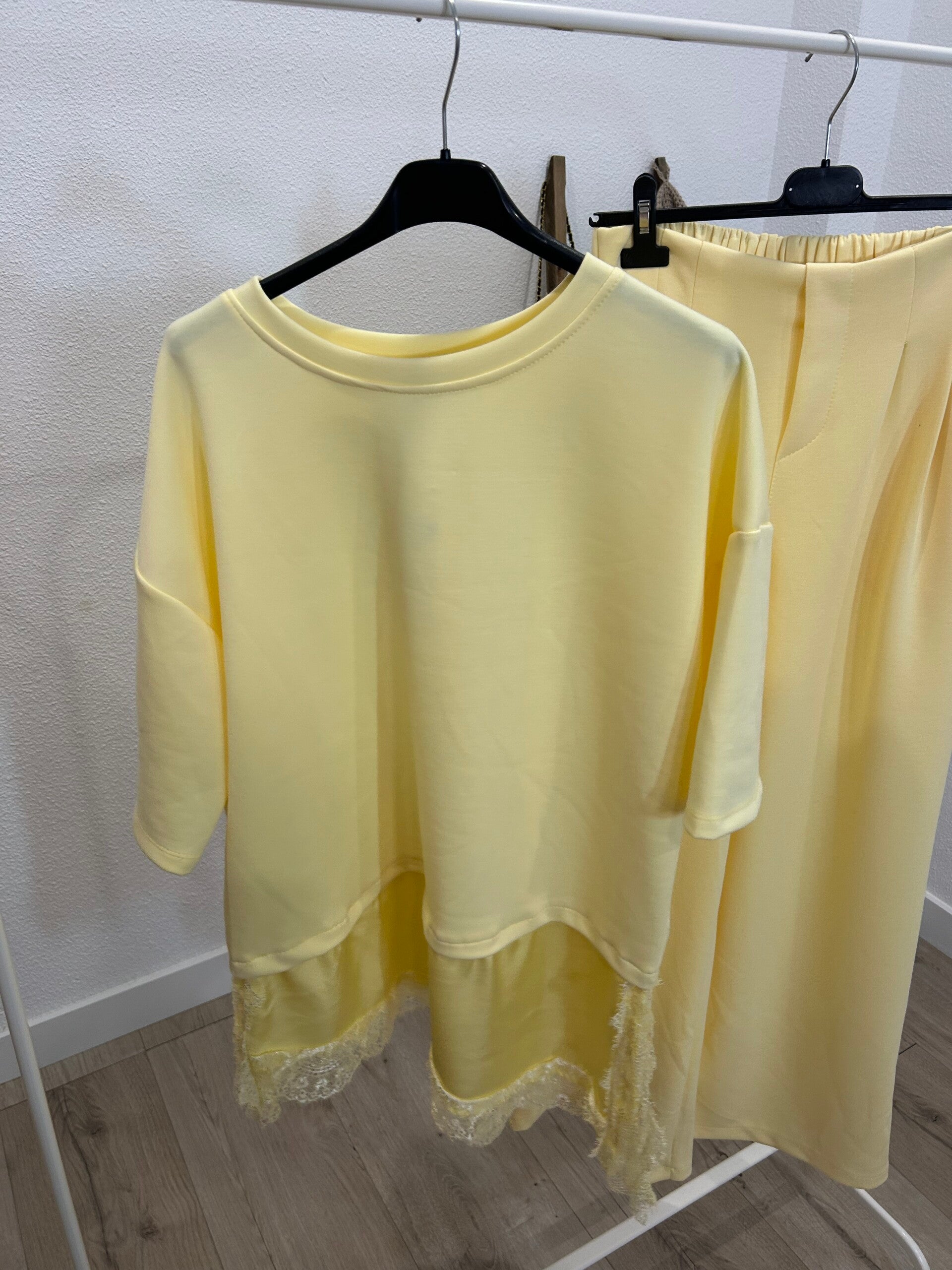 Camiseta amarilla con detalle encaje.