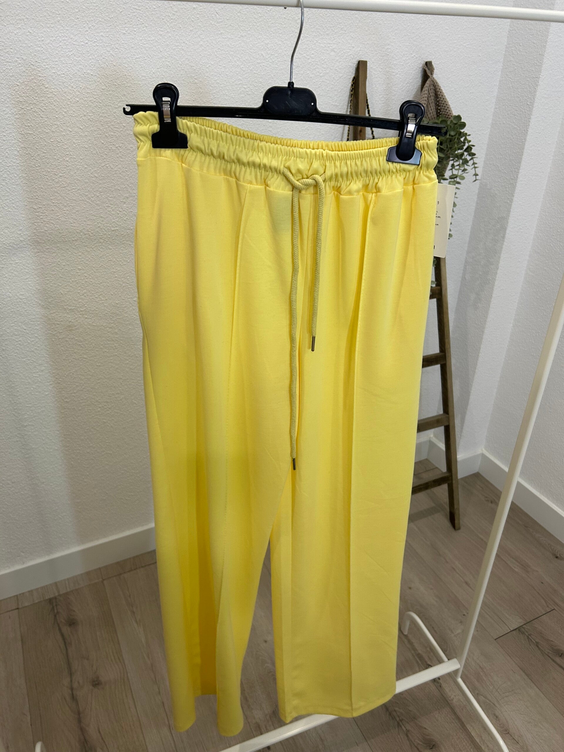 Pantalón de chándal amarillo nervio.