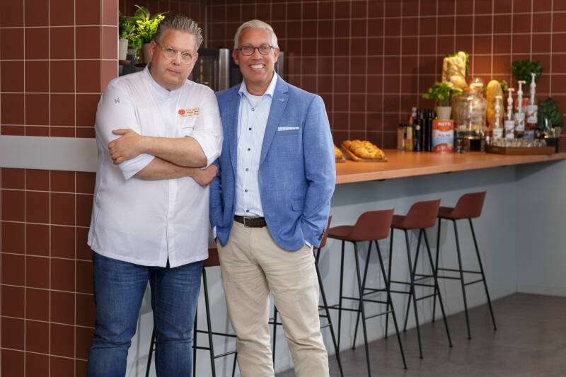 Bedrijfsfotografie voor ondernemers in Culemborg, een chef-kok en een zakelijke partner poserend bij een bar, gemaakt door Mark Nederhoed.