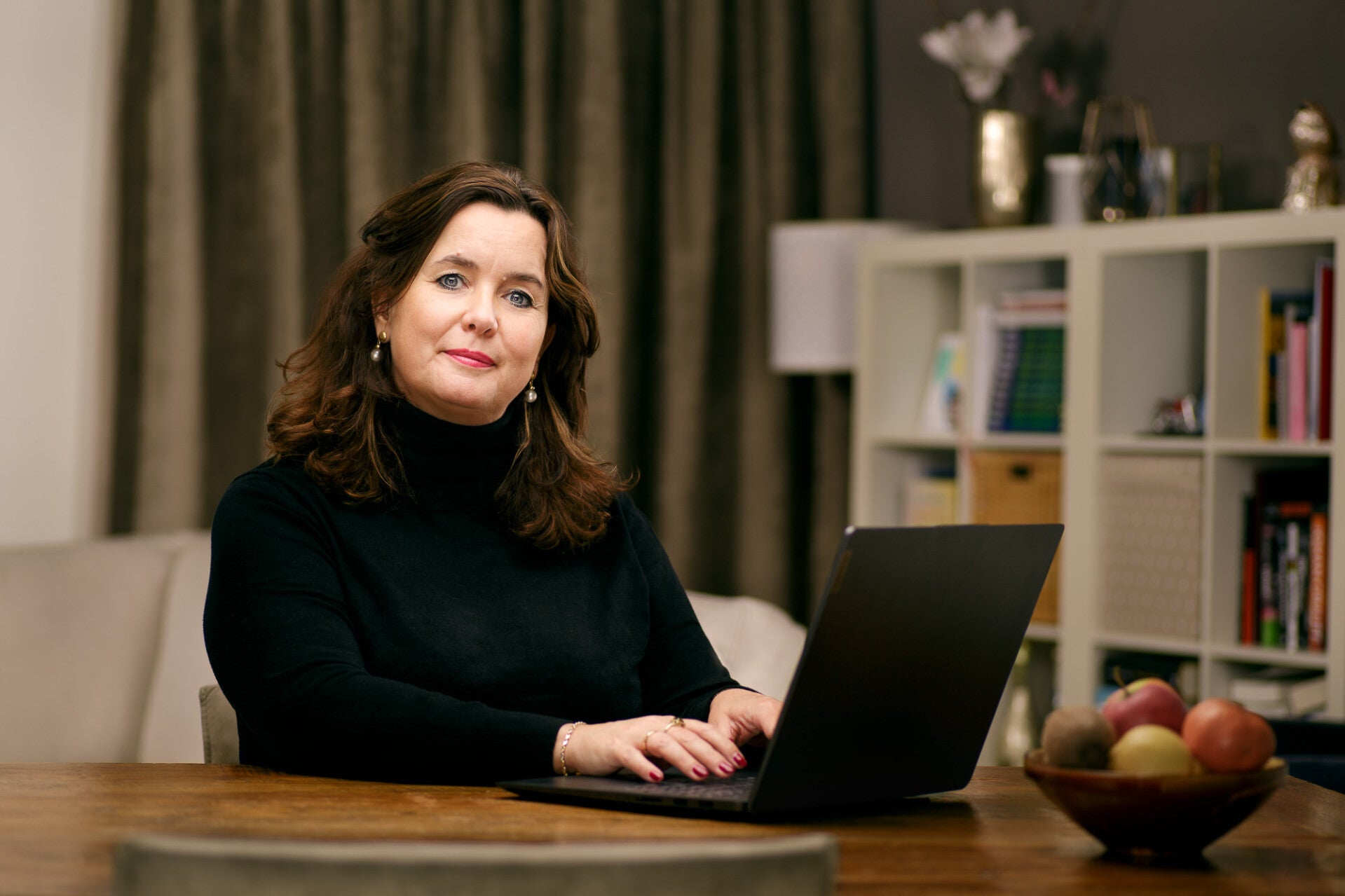 een vrouwelijke ondernemer aan het werk kijkt vriendelijk branding shoot in nijmegen en omstreken