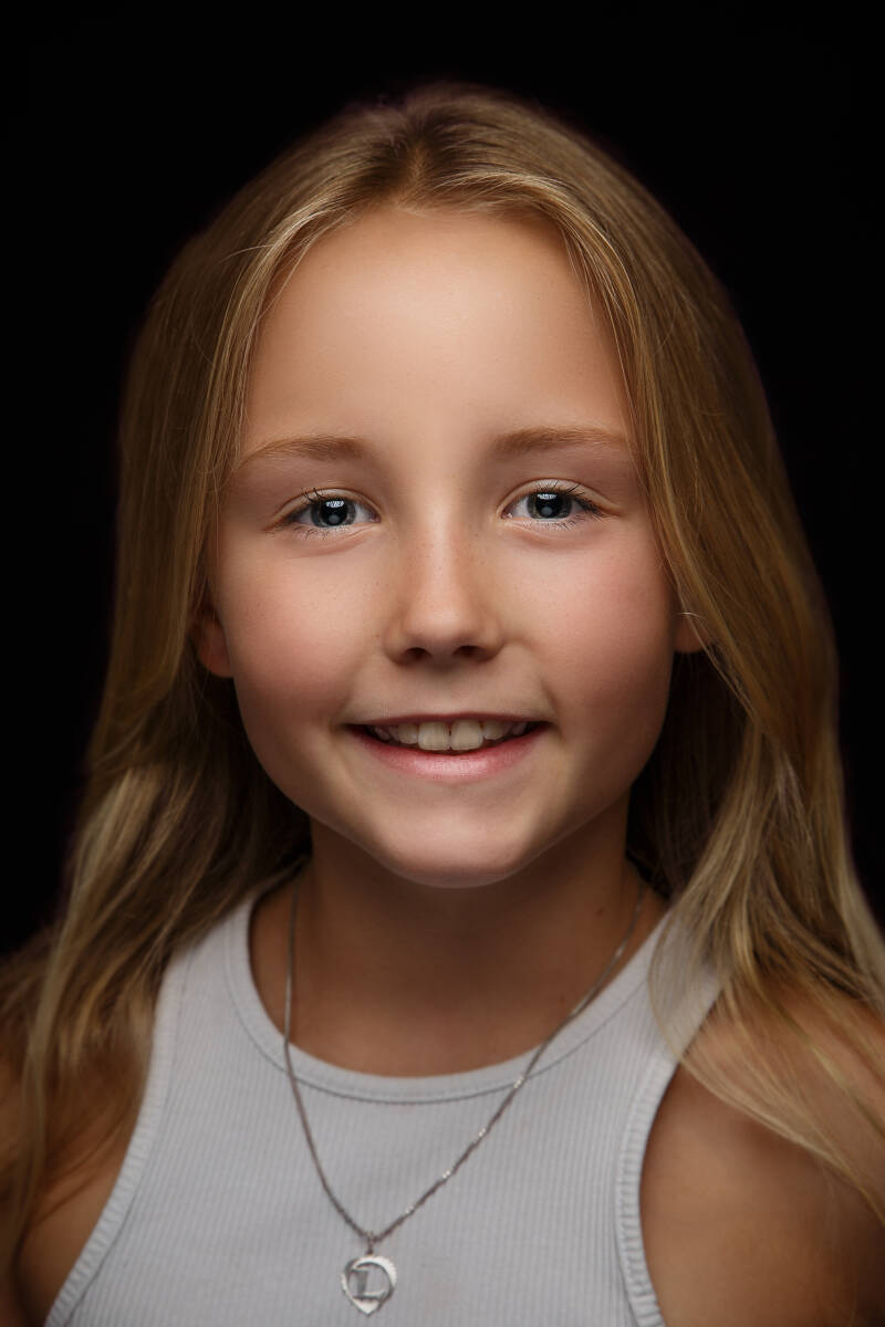 Intens fine-art studio portret van een meisje tegen zwarte achtergrond, gefotografeerd door Mark Nederhoed Fotografie ook in rotterdam