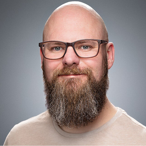 Zakelijk portret van een ondernemer – Een professioneel portret gemaakt door een zakelijk fotograaf, perfect voor LinkedIn en bedrijfspresentaties.