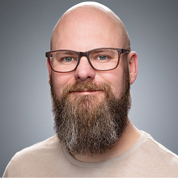Zakelijk portret van een ondernemer in Den Bosch – Een professioneel portret gemaakt door een zakelijk fotograaf, perfect voor LinkedIn en bedrijfspresentaties.