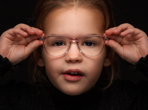 Professionele kinderfotoshoot in een fotostudio met zachte belichting en warme sfeer.