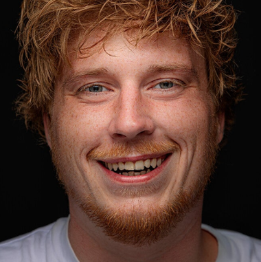 Professioneel portret gemaakt in een fotostudio met perfecte belichting Man rood haar met een mooie lach