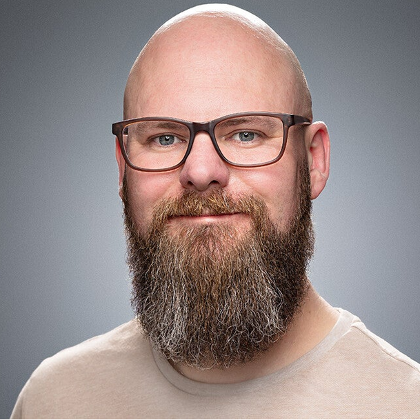 Zakelijk portret van een ondernemer in Amersfoort – Een professioneel portret gemaakt door een zakelijk fotograaf, perfect voor LinkedIn en bedrijfspresentaties.