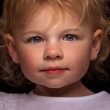 Kinderfotografie meisje geposeerd in tussen de heide