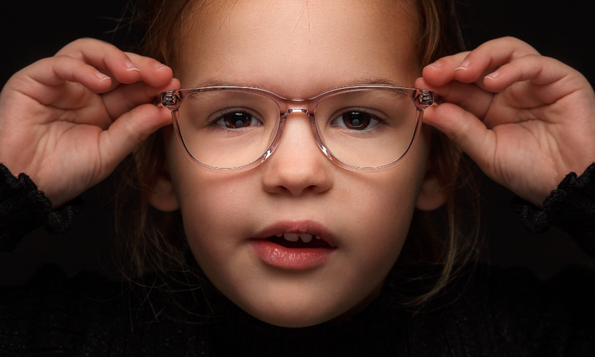 Professionele kinderfotoshoot in een fotostudio met zachte belichting en warme sfeer.