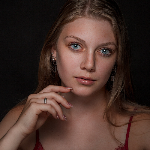 Model close up shoot voor make up of sieraden